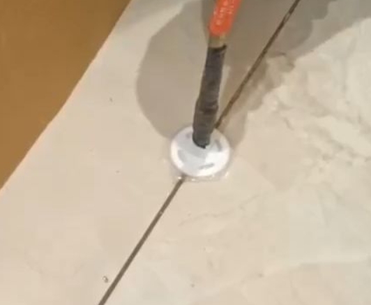 如皋瓷砖空鼓维修公司专业解答瓷砖在铺贴过程中，如果没有涂抹均匀到位的粘结材料（如水泥砂浆或瓷砖胶），可能会导致以下问题
