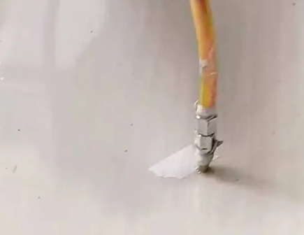 如皋瓷砖空鼓维修公司专业解答在瓷砖铺贴过程中，如果使用的砂料过粗（如全部使用了粗砂），可能会导致以下问题
